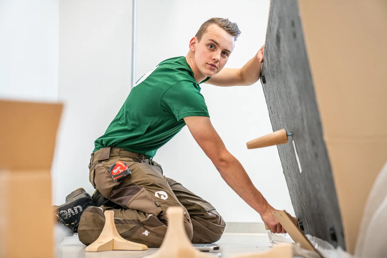 Lehrling der Tischlerei Heinzl bei der Arbeit